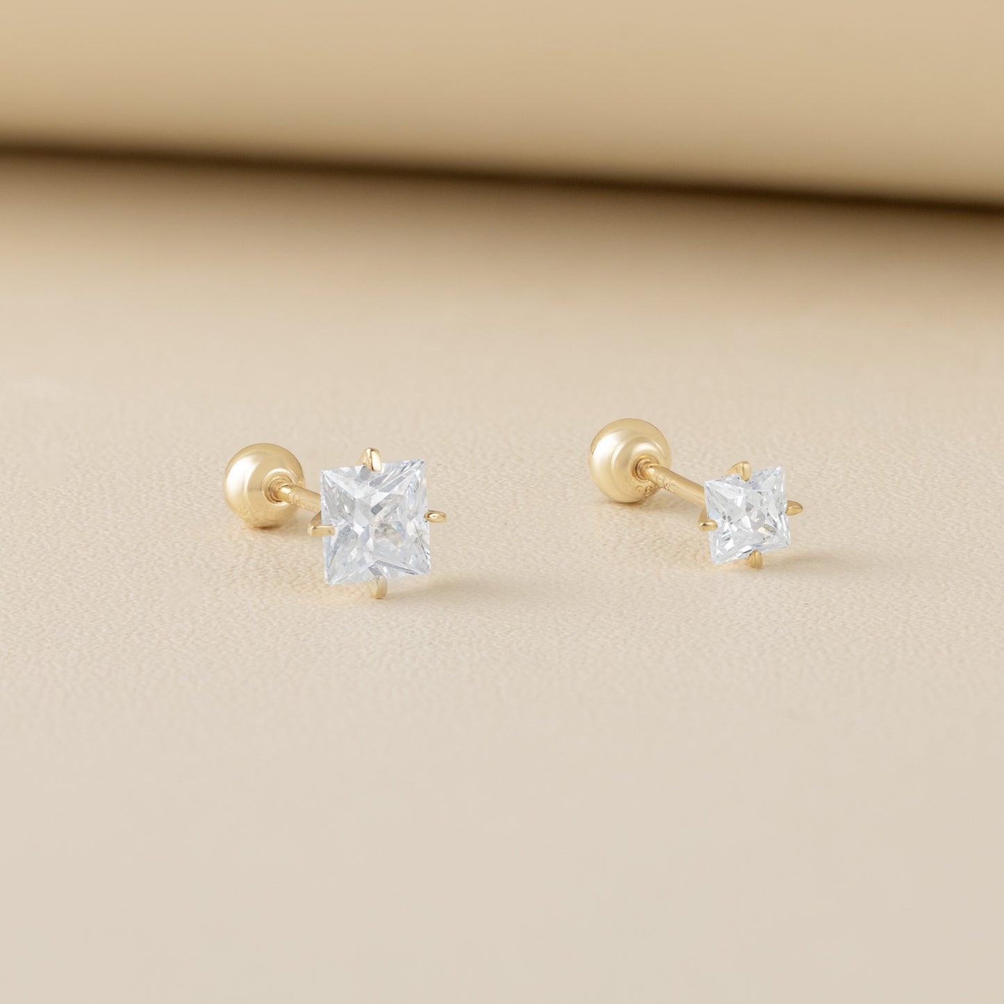 14K (58.5%) SOLID GOLD SQUARE CUBIC PIERCING